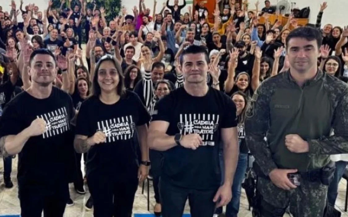 Palestra lotada em Americana sobre maus-tratos a animais, com o público de punho erguido